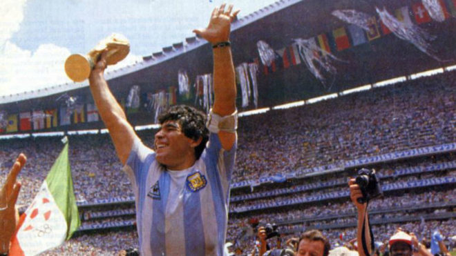 Maradona levanta el trofeo de campeones del mundo.