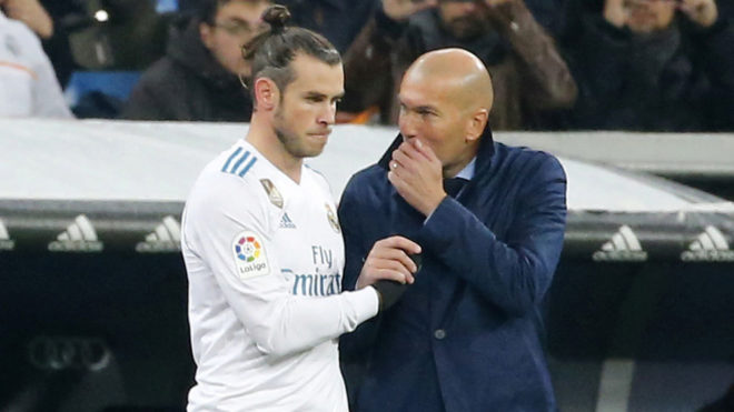Zidane habla con Bale antes de meterle en el campo.