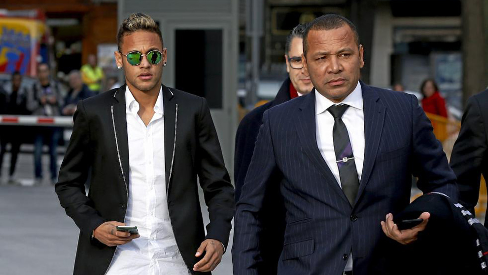El padre de Neymar camina junto a su hijo