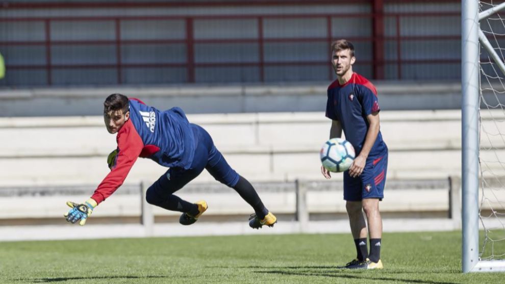 Sergio Herrera (24) intenta detener un baln durante un entrenamiento...