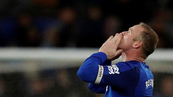 Rooney celebra uno de sus goles al Everton.