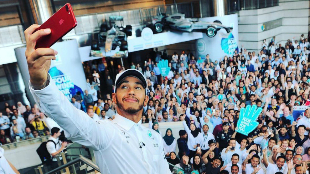 Hamilton se hace un &apos;selfie&apos; con los empleados de Petronas.