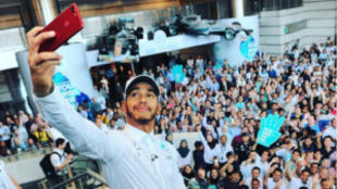 Hamilton se hace un 'selfie' con los empleados de Petronas.