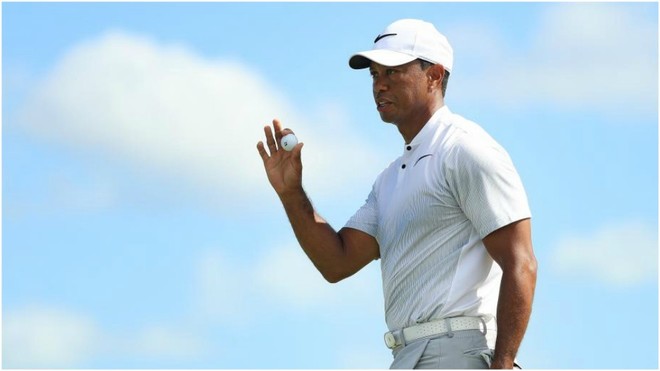 Tiger Woods (41 aos) coge la bola.