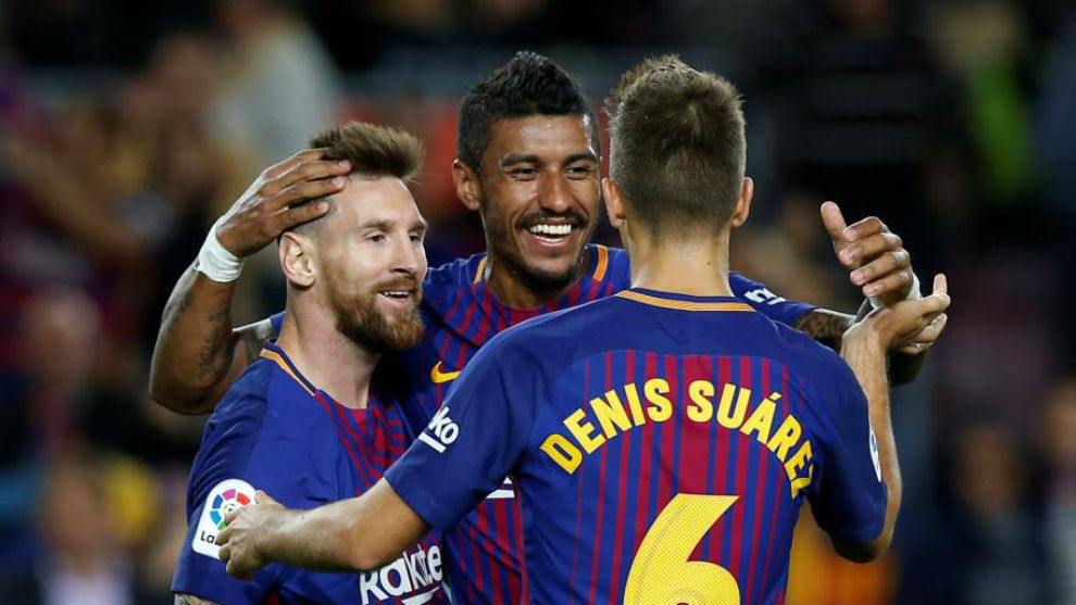 Paulinho celebrando un gol junto a Messi y Denis