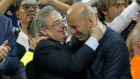 Florentino Prez y Zidane se abrazan tras la final de Cardiff