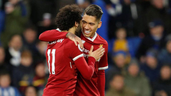 Firmino y Salah celebran uno de los goles del Liverpool.