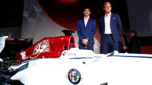 Leclerc y Ericsson posan con el monoplaza del Alfa Romeo Sauber F1...