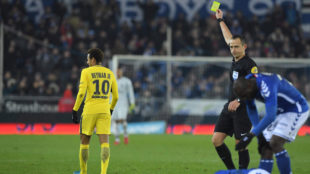 Nayemar recibe una tarjeta amarilla en el partido ante el Estrasburgo