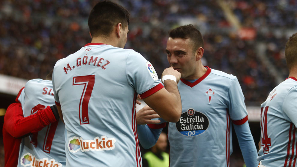 Maxi Gmez celebra un gol con Iago Aspas