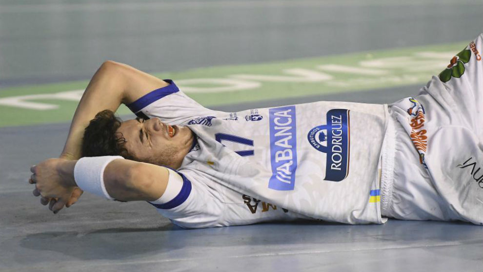 Un jugador del Ademar Len se queja en el suelo en un partido de Liga...