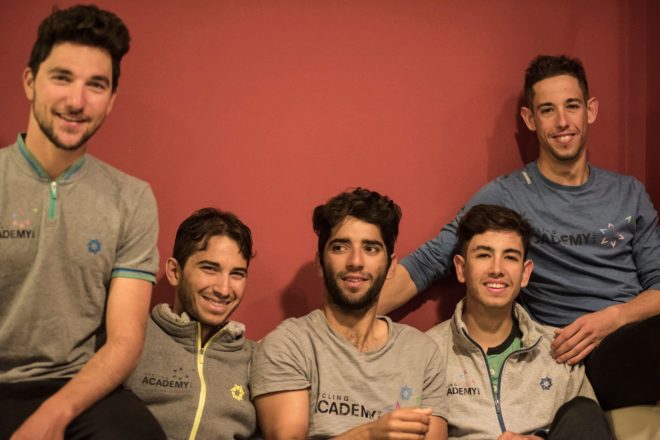 Los cinco corredores israeles posan para MARCA en Cambrils