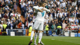 Cristiano y Benzema celebran un gol ante el Mlaga.