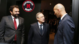 Jos ngel Snchez y Florentino hablan con Zidane en una imagen de...