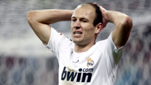 Robben se lamenta en un partido del Real Madrid ante Sevilla