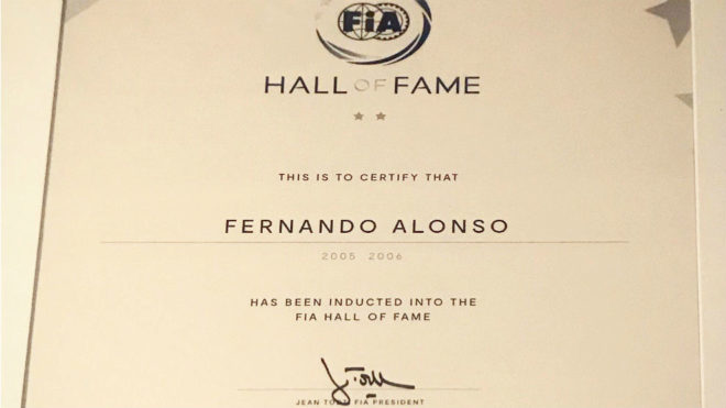 El diploma de Alonso.