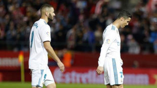 Benzema y Cristiano Ronaldo, cabizbajos tras la derrota del Madrid en...