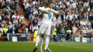 Cristiano y Benzema celebran un gol ante el Mlaga.