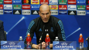 Zinedine Zidane, hablando ante la prensa.