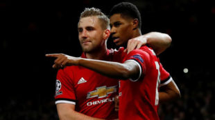 Rashford y Shaw celebran el segundo gol del United.