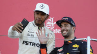 Hamilton se hace un 'selfie' en el podio, con Ricciardo a su...