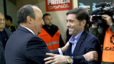 Marcelio y Bentez se saludan en el estadio de El Madrigal.