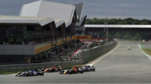 Ricciardo adelanta a Alonso y los Sauber en Silverstone.