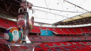 El trofeo y baln de la Euro posa en el estadio de Wembley