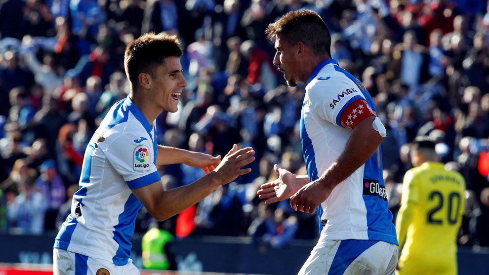 Unai Bustinza celebra un gol con su compaero Gabriel Pires.