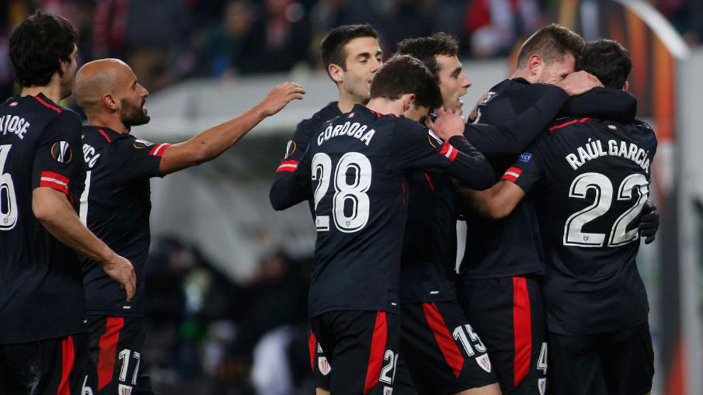 Los jugadores del Athletic celebran un gol en el partido contra el...