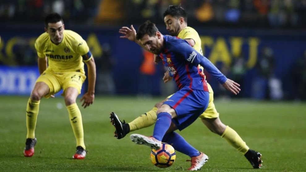 Jaume Costa disputa un baln con Messi