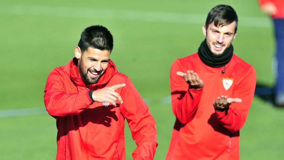 Nolito bromea con Sarabia durante un entrenamiento del Sevilla