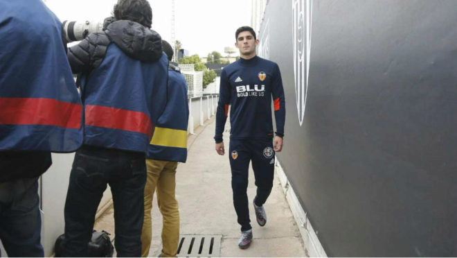 Guedes camina tras acabar su sesión de recuperación en Paterna este sábado.