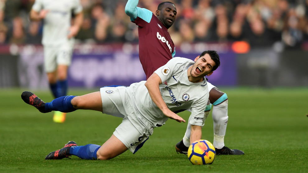 Morata en el suelo tras un contacto con Obiang