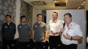 Zak Brown junto a Boullier, Vandoorne, Alonso y Hasegawa en la...