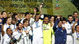Los jugadores del Real Madrid, levantando el ttulo en Japn.