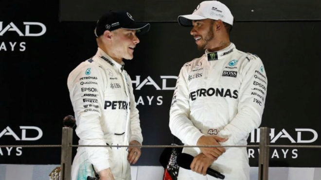 Valtteri Bottas y Lewis Hamilton, en el podio de Abu Dabi