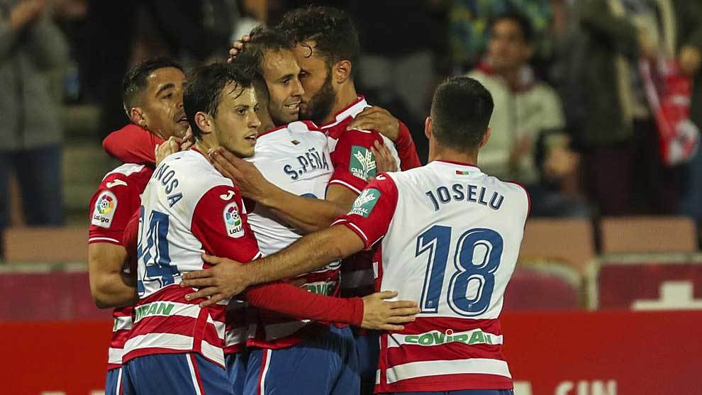 Vctor Daz es abrazado por sus compaeros tras el gol al Almera