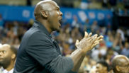 Michael Jordan anima a los Charlotte Hornets durante un partido