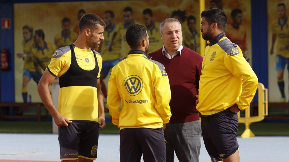 Miguel ngel Ramrez charla con los capitanes de la UD Las Palmas.
