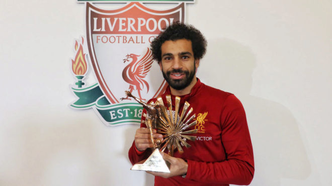 Mohamed Salah posa con el premio.
