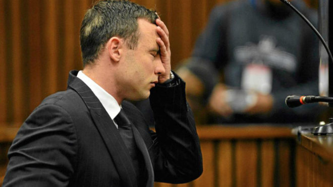 Oscar Pistorius durante el juicio por el asesinato de su novia en...