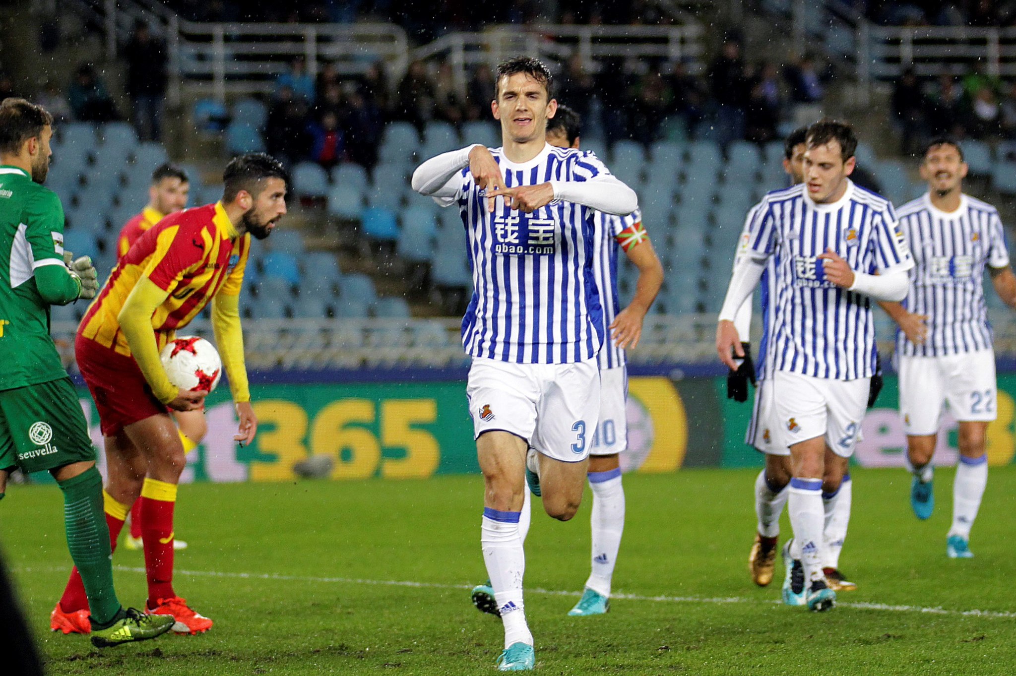 Diego Llorente celebra un gol ante el Lleida