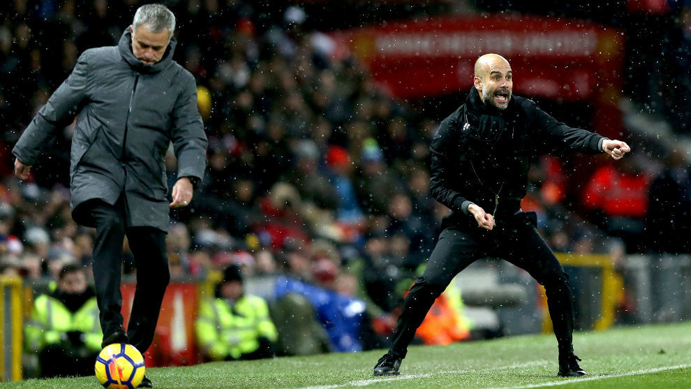 Guardiola da indicaciones mientras Mourinho controla el baln.