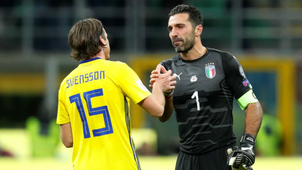 Buffon saluda a Svensson tras la eliminacin de Italia ante Suecia.