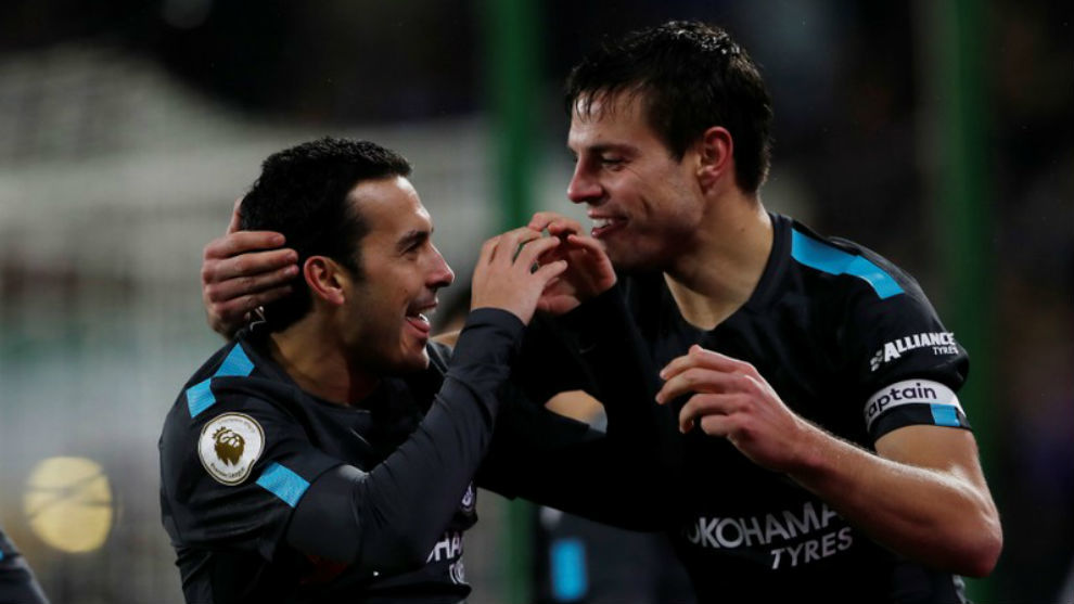 Azpilicueta felicita a Pedro tras su gol contra el Huddersfield.