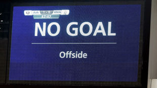 Imagen del video marcador anunciando la anulacin del gol del Al...