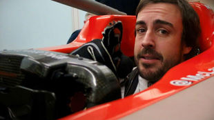 Alonso, hacindose el asiento de su nuevo coche en la fbrica de...