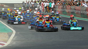 Fernando Alonso (con el 14, a la derecha) en las 24 horas de karting...