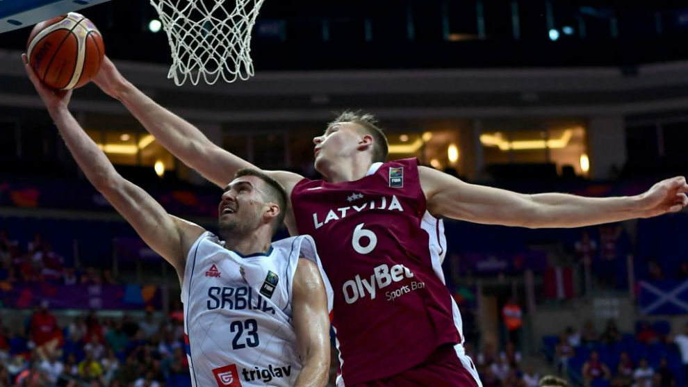 Porzingis tapona al sebrio Guduric en el pasado Eurobasket